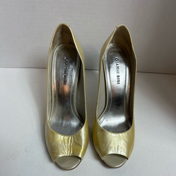 Gianni Bini champagne Gold peep toe heels,   Size 8 1/2 - Picture 3 of 6